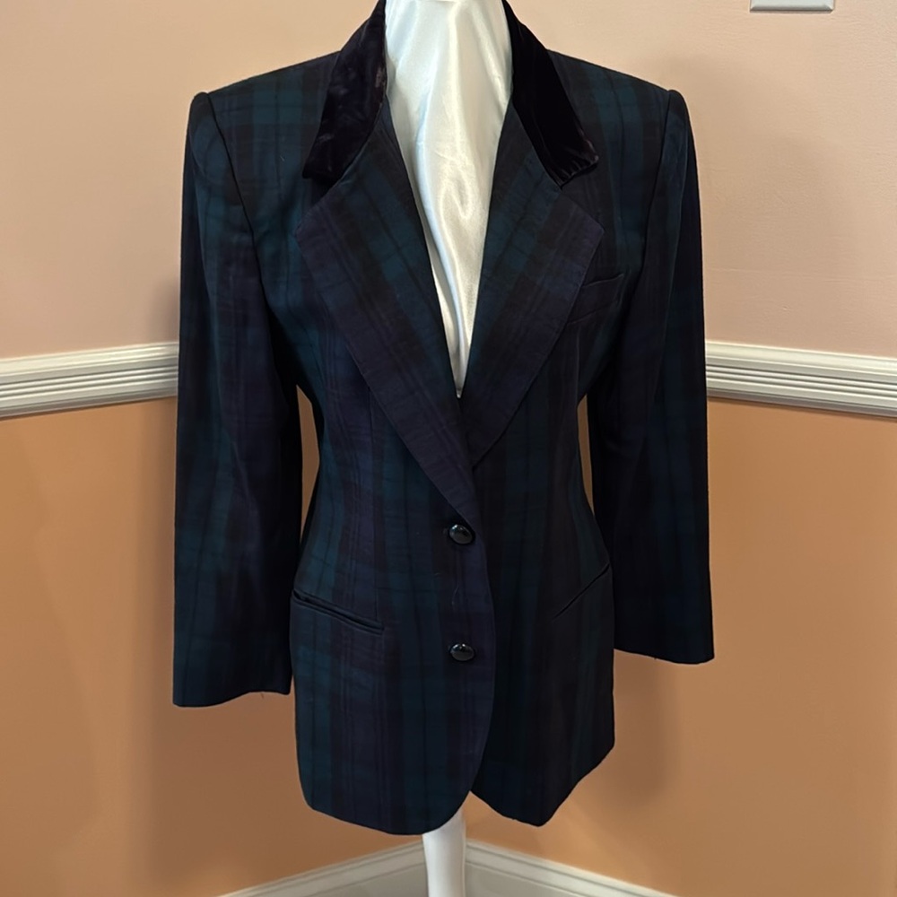 Vintage classic — black watch plaid jacket with black velvet collar